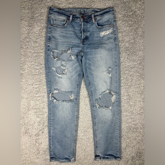 American Eagle Jeans Womens 4 Short Tomgirl Stretch Light Wash Distressed Holes - Picture 1 of 9
